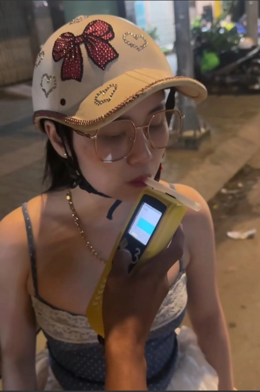 베트남 음주단속 헬멧에 큐브 쩌네