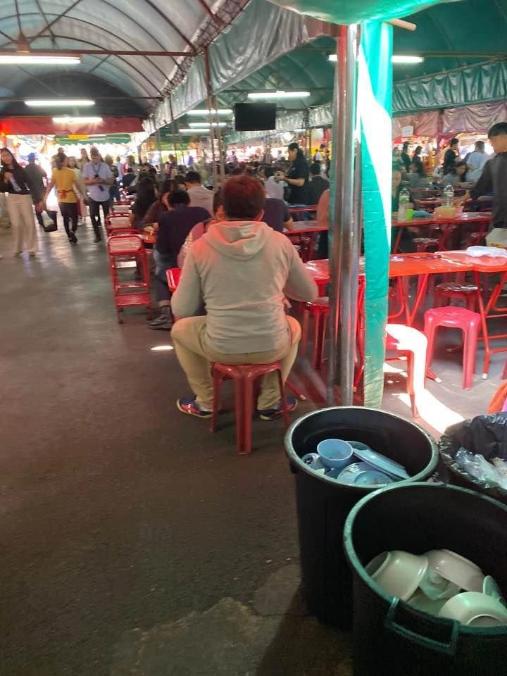 >
</figure>
<p>
숙소 바로 뒷골목으로 한바퀴를 돌아봤는데 사무실 건물 커다란게 있어서.. 제법 일반잉 푸잉들이 많이 보였음
</p>
<p>
</p>
<p>
허기를 달래기 위해서 나왔는데.. 여기선 내스타일의 푸잉을 찾기도 힘들었고.. 너무 현지화 식의 시스템 인거 같아 좀 미뤄보기로 해..
</p>
<p>
</p>
<p>
생각보다 덥지 않다 라고 생각했는데 긴팔입은 푸잉들 보니 그럴수도 있겟다 라는 생각이 들더라고 그래서 떠난곳이 전승기념탑을 지나
<br>
</p>
<p>
아리 지역에 있던 음식점이야.
</p>
<figure class=