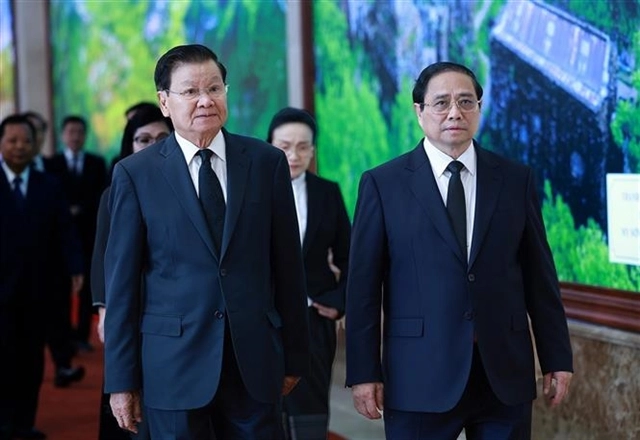 총리 판 민 찐(Phạm Minh Chính)은 라오스 인민혁명당 총서기이자 라오스 대통령인 통룬 시술릿(Thongloun Sisoulith)을 환영합니다.